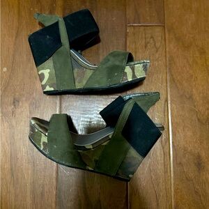 Barely worn EUC 9 west camo wedge sandals perfect for summer!